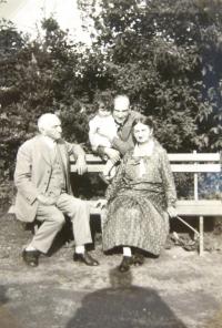 Hanka Neumannová se strýčkem, dědečkem Jindřichem a babičkou Johanou Kačerovými. 1932.