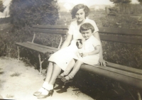 Maminka Irena Neumannová s dcerou Hankou. 30. léta 20. století. 