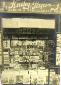 Obchod se školními potřebami a knihami, který v Holicích vlastnil Hančin tatínek Arnold Neumann. 30. léta 20. století.