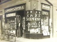 Obchod se školními potřebami a knihami, který v Holicích vlastnil Hančin tatínek Arnold Neumann. 30. léta 20. století.