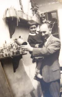 Hanka Neumannová s tatínkem u kaktusů. 30. léta 20. století.
