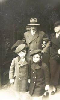 Na svatbě strýčka Emila. Hanka Neumannová vpravo dole. 30. léta 20. století.