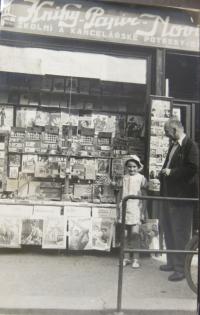 Hanka Neumannová s tatínkem Arnoldem před obchodem v Holicích. 30. léta 20. století.