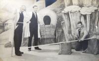 Tatínek Arnold Neumann (první zleva) maluje kulisy pro divadlo v Holicích. Konec 30. let. 
