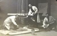 Tatínek Arnold Neumann (první zleva) maluje kulisy pro divadlo v Holicích. Konec 30. let. 