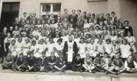 Večeře Páně ve sboru církve Čs. husitské. Hanka Neumannová třetí řada zdola, osmá zprava s kytičkou. 1940.