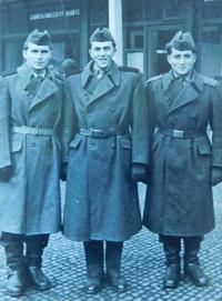 Milan Hlobílek s kamarády v PTP