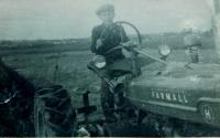 Milan Hlobílek na traktoru Farmall v roce 1945