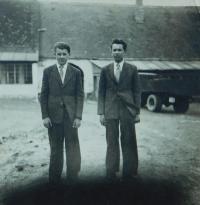 Milan Hlobílek s bratrancem Lubošem Hlobílkem na rodinném hospodářství v Mistříně