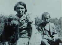 Milan Hlobílek s matkou v roce 1945