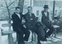 Milan Hlobílek s otcem a strýcem Antonínem Hlobílkem v Mistříně