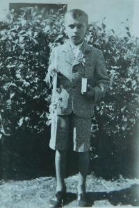 Milan Hlobílek u svatého přijímání v Mistříně