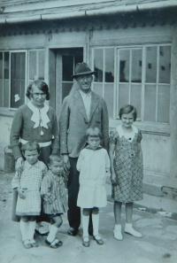 Rodina Hlobílkova. Nahoře rodiče, zleva dole sestra Libuše, Milan, sestra Eliška a jejich kamarádka. 