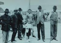 Vpravo strýc Antonín Hlobílek s otcem Metodějem Hlobílkem se zaměstnanci