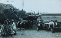 Žně na polnostech Hlobílků v Mistřině 29. července 1927