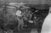Kapela Dvě hodiny pohromadě na tajném rockovém festivalu v Oskavě v roce 1985