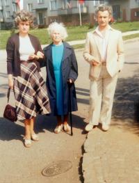 Věra Chromcová s matkou Sofií a bratrem Alfredem