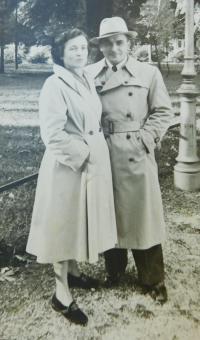 Vpravo strýc Rudolf, který prošel sovětským zajateckým táborem