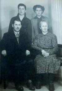 Sisters Anna and Věra Chromová with her parents in 1954
