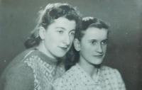 Sestry Anna a Věra Chromcovi v roce 1951