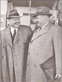 9. JUDr. Miroslav Haken (vpravo) se starostou Pálou v r. 1940