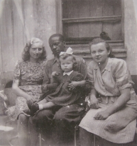 Benada family with American soldier, 1945