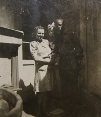 S americkým vojákem, 1945