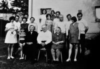 Vlastní otec Květoslavy Blahutové Leo Ulmann uprostřed v bílé košili / oslava 70. narozenin / asi 70. léta
