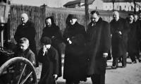 Pohřeb vlastní matky Květoslavy Blahutové Jenufy Ulmannové / vlevo bratr Leo / vpravo sestra Lída / 1935