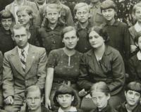 židovská učitelka, vylezla z hromadného hrobu, uprostřed - židovská učitelka, vylezla zraněná z hromadného hrobu. doplazila se k lidem. v beznadějné situaci se ale nakonec dobrovolně přihlásila německým úřadům a byla zavražděna. manžel prac. na pile.