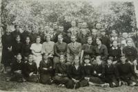 základní škola v Boremlu - základní škola v Boremlu. Evženie Ružbatská v druhé řadě ze shora, pátá zprava.