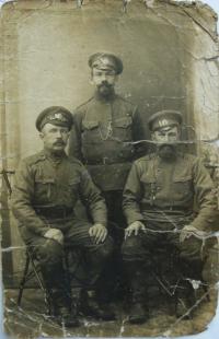 otec matky Kapeš sedí vlevo