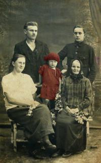 Evženie Ružbatská with parents on the left.