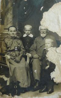Dědeček a babička Cmundovi z Domažlic a vnuci