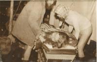 Divadelní soubor Hurvínkova koloběžka na tajném rockovém festivalu na podzim 1985 na Bílkově statku v Oskavě