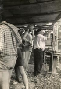 U mikrofonu majitel domu Jaroslav Bílek a za ním Vlasta Filgas z kapely Posádková Hudba Marného Slávy na Antirockfestu v roce 1986 v Oskavě