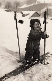 first steps on the ski (1958)
