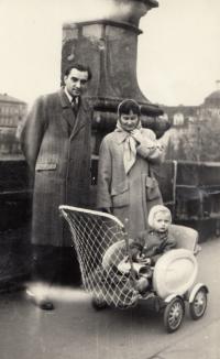 Jiří T. Kotalík s rodiči na Karlově mostě, rok 1953