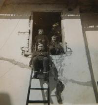 Na rodinném hospodářství v Žerotínu. Jan Škoda na žebříku