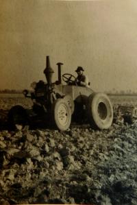 Otec Vladimír Škoda na svém traktoru Lanz Bulldog za druhé světové války