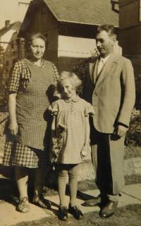 Rodiče Ludmila a Vladimír s dcerou Marií za druhé světové války