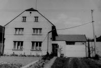 Rodinné hospodářství v obci Žerotín někdy v osmdesátých letech