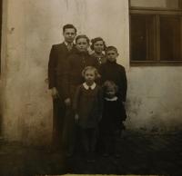 Sourozenci Škodovi v Žerotínu. Zleva nahoře Vladimír, Jan, Ludmila, František. Dole Libuše a Marie 