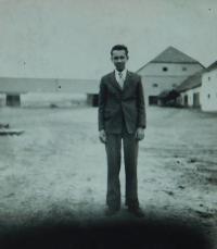 Bratranec Milan Hlobílek na rodinném hospodářství v Mistříně