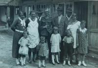 Rodina Hlobílkova. Zleva nahoře teta Eliška, matka, dva muži na návštěvě, strýc, otec. Zleva dole - sestřenice Libuše, bratranec Milan, sestřenice Eliška, bratr a kamarádka