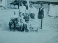 Rodina u domu na samotě Dvorek v Jestřabicích, kam je vystěhovali komunisté