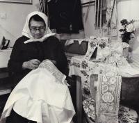 80. léta: pamětnice při práci