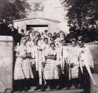 1943: svatba Růženy a Michala Komosných před kostelem