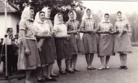 1979: Růžena druhá zleva při slavnostech ve Tvrdonicích