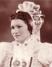 1938: Růžena Komosná před válkou ve svátečním kroji z rodné obce
